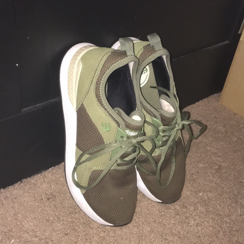 Etnies kaki sneakers